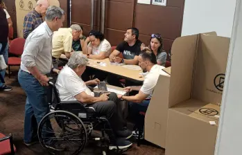 Un ciudadano en silla de ruedas llega al puesto de votación de San Diego, en Medellín, pese a que este fue trasladado al piso 11 de un edificio con pocos ascensores y difícil acceso. Foto: EL COLOMBIANO