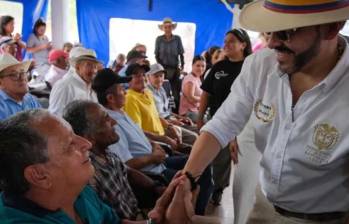 Tras entregar la totalidad de su primer haber mensual a dos ancianatos del municipio de Quimbaya, el presidente Abelardo de la Espriella confirmó que no cobrará su remuneración de gobierno. FOTO: Captura de video de redes sociales @ABDELAESPRIELLA