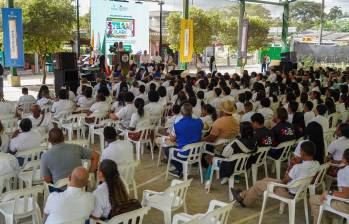 Acto de inauguración del primer laboratorio de robótica en Apartadó, donde estuvo presente el viceministro de Talento y Apropiación Social del Conocimiento, Fernando Henao. FOTO: Cortesía MinCiencias