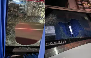 El bus de Atlético Nacional fue impactado por varias piedras a la salida del estadio Centenario de Armenia. Fotos: redes sociales 