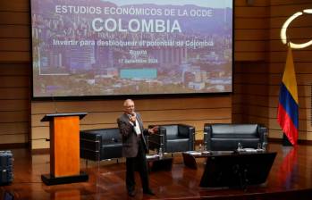 En el lanzamiento del informe económico de la OCDE, el ministro de Hacienda, Ricardo Bonilla, pidió al Banco de la República bajar la tasa de interés. FOTO tomada de X