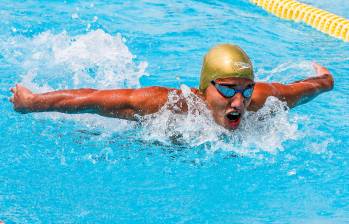 El nadador colombiano Carlos Daniel Serrano, en acción durante una competencia nacional disputando la prueba en la que es especialista, los 100 metros pecho. FOTO Jaime Pérez 