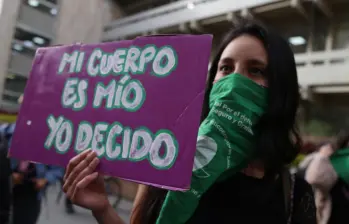 Hace tres años, colectivos feministas se reunieron en el centro de Bogotá para exigirle al gobierno la despenalización del aborto. FOTO: Colprensa