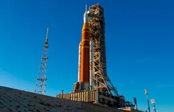 El enorme cohete SLS de la misión Artemis II, en la que cuatro astronautas orbitarán la Luna. FOTO: Tomada de X @NASA