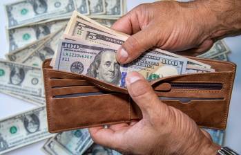 Desde el 29 de diciembre, el dólar en Colombia ha aumentado $97,95, estando actualmente por encima de los $3.900. FOTO CARLOS VELÁSQUEZ