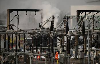 Este incendio en la subestación eléctrica de Hayes es la razón por la que el aeropuerto Heathrow en Londres canceló sus operaciones en la mañana y tarde de este viernes, 21 de marzo. En la noche reanudaron algunos vuelos. FOTO: Getty