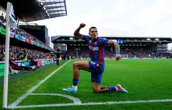 Daniel Muñoz es sensación en Inglaterra. Viene de dar una nueva asistencia en el triunfo 4-1 sobre Aston Villa. FOTO: Getty