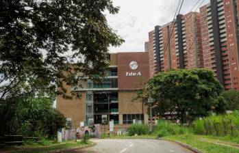 La sede tiene un área construida de casi 14.000 metros cuadrados y cuenta con 65 aulas, tres laboratorios, zonas de estudio, cuatro salones de sistemas, tres ascensores panorámicos y 74 unidades sanitarias, entre otras comodidades. FOTO: CAMILO SUÁREZ