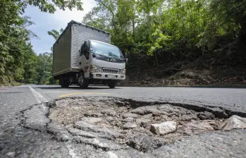 El tramo entre El Santuario y Caño Alegre de la autopista Medellín - Bogotá es uno de los más deteriorados desde que quedó en manos del Invías en 2018. FOTO: Esneyder Gutiérrez Cardona.