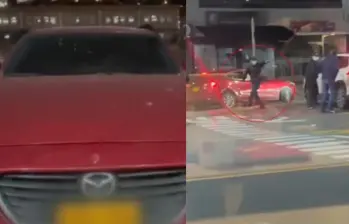El vehículo encontrado por la Policía es el Mazda rojo en el que se movilizaban los atracadores. FOTO: Captura de pantalla