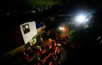La tragedia se desató en Sabaneta al final de la tarde cuando un enorme deslizamiento sepultó a cinco personas en La Doctora. FOTO: CAMILO SUÁREZ