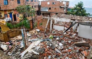 Así quedó una de las viviendas ubicadas al lado de la quebrada La Mansión, en Manrique. FOTO JULIO CÉSAR HERRERA
