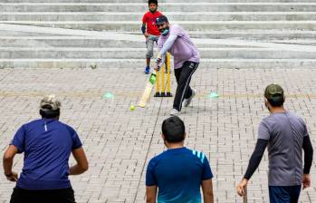 Parte de los ciudadanos de India que viven actualmente en Medellín y que se dan cita los sábados a divertirse y jugar lo que más les gusta: críquet. FOTO jaime pérez