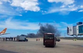 En videos que fueron grabados dentro y fuera del aeropuerto de Maiquetía, se observa una gran cantidad de humo tras el accidente del jet. FOTO: Captura de video
