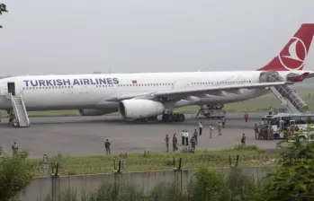 El avión procedente de Turquía fue llevado a una zona segura luego de su aterrizaje en Barcelona. Foto: redes sociales