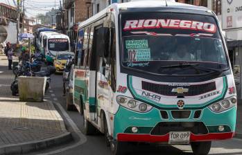 Algunos de los vehículos tipo bus y colectivo que se mueven por Rionegro. Foto:EL COLOMBIANO