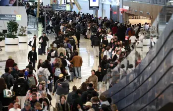 Pasajeros hacen fila para pasar por el control de seguridad en el aeropuerto La Guardia de Nueva York el 22 de marzo de 2026. FOTO: Agencia AFP