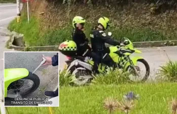 Adelante, momento en el que el perito evalúa la moto que no pasó el peritaje. Atrás, los uniformados retirándose de la zona en el que sería el mismo vehículo. FOTO: Imagen tomada de redes.
