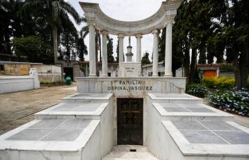 En mausoleo de la familia Ospina Vásquez, donde está el expresidente Pedro Nel Ospina, está ubicado en la Plaza Central de San Pedro. FOTO Manuel Saldarriaga