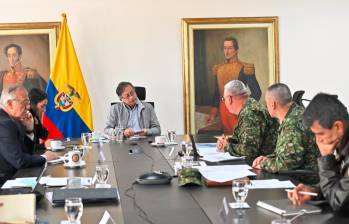 El presidente Gustavo Petro, el ministro de Defensa, Iván Velásquez, la cúpula militar y la Policía se reunieron en un consejo extraordinario para tomar medidas por los ataques de disidentes en Cauca. FOTO: Cortesía. 