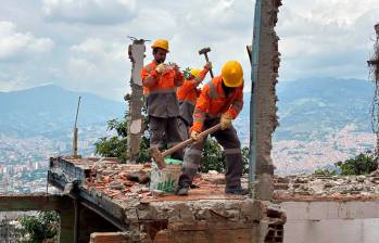 Cuando ya habían demolido 18 viviendas, un juez ordenó una acción cautelar, pero después conceptuó que la Alcaldía de Medellín ha hecho el procedimiento como es. FOTO: ALCALDÍA