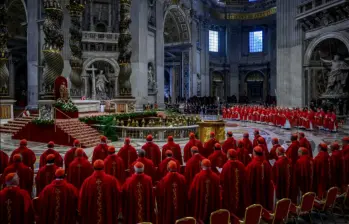 Los 133 cardenales están aislados del mundo exterior y solo podrán comunicar su decisión sobre la elección del papa a través de fumatas negras o blancas. FOTO: Getty