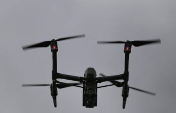 La Policía Nacional cuenta con 146 drones en el país para combatir el narcotráfico, ubicar y supervisar la erradicación de cultivos ilícitos, intervenir focos delictivos, atacar y desarticular organizaciones criminales y sus cabecillas y apoyar operaciones humanitarias. Foto: Colprensa-Sergio Acero