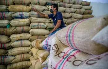 La carga de 125 kilos de café se paga hoy en Colombia a $2.986.000. FOTO Juan Antonio Sánchez