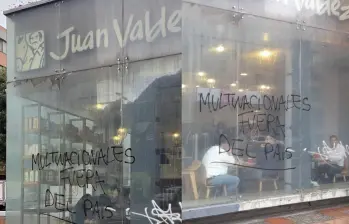 Una tienda de Juan Valdez fue vandalizada durante las manifestaciones del 21 de mayo en Bogotá, lo que desató un debate sobre la historia de la marca y su vínculo con los caficultores colombianos. FOTO: redes sociales.
