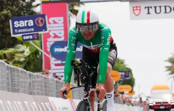 El ciclista italiano Fillipo Ganna, compañero de Egan Bernal en el Ineos, se quedó con el primer puesto de la fracción. Foto: tomada del x de @giroditalia