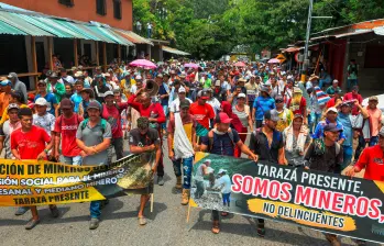 Los mineros del Nordeste antioqueño realizan bloqueos en Porce desde el pasado lunes festivo para exigir por su formalización. FOTO: MANUEL SALDARRIAGA