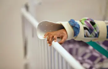 Un niño de un año fue uno de los quemados durante la jornada de Año Nuevo, en una temporada en la que se está volviendo a las cifras de quemados de hace una década. FOTO: COLPRENSA