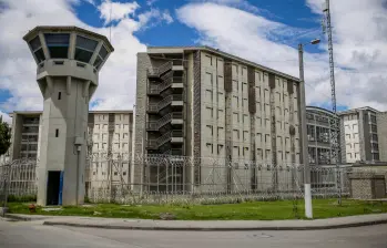 Desde la cárcel La Modelo, en Bogotá, el ministro de Justicia hizo el anuncio sobre la medida que aplicará en tres centros penitenciarios de máxima seguridad. Foto: Colprensa-John Paz.