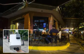 Adelante, uno de los nuevos sensores instalados en Envigado para medir el ruido. Atrás, imagen de referencia de una de las “zonas rosas” del municipio. Foto: Julio César Herrera Echeverri y Cortesía.