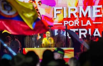 La decisión se da luego de que la Corte tumbara la medida que obligaba al candidato a retirar de su campaña imágenes o expresiones alusivas a los símbolos patrios. Foto: Colprensa. 
