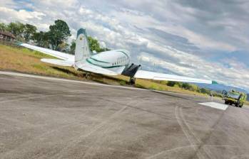 La aeronave tuvo un percance en sus maniobras de aterrizaje y terminó por fuera de la pista del aeropuerto Guillermo León Valencia. Foto: Cortesía