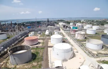 Vista de la Refinería de Cartagena, donde una falla en el suministro eléctrico obligó a apagar temporalmente las unidades de proceso. FOTO COLPRENSA. 