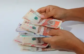 El aumento de 23% del salario mínimo elevó la concentración de trabajadores en el piso salarial y amplió la brecha entre formalidad e informalidad, según Anif. FOTO ELCOLOMBIANO