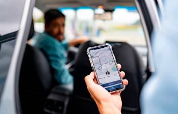 Las plataformas de movilidad ofrecen flexibilidad e ingresos atractivos, pero trasladan a conductores la responsabilidad sobre los costos del negocio y la seguridad social. FOTO getty