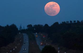 La Luna de Cosecha será la última superluna de este año, luego de haber observado también la Luna de Esturión y la Superluna Azul el mes pasado. FOTO: AFP