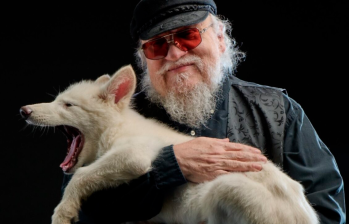 El lobo llamado Rómulo y George R. R. Martin se conocieron en febrero. FOTO Cortesía Georgerrmartin.com