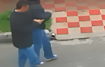 Alias el Costeño estuvo siguiendo al menor que habría disparado el arma contra Uribe Turbay en Bogotá el pasado 7 de junio. Foto: Captura de pantalla