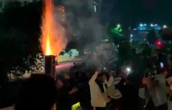 Fanáticos mexicanos montan parafernalia para interrumpir el sueño del plantel de Inglaterra. FOTO: Captura