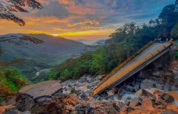 Aspecto de uno de los puentes que resultó dañado por las lluvias en la vía entre Cocorná y Granada. FOTO: Cortesía Alcaldía de Granada