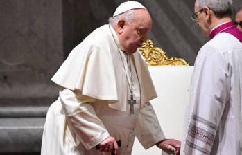 Este miércoles el papa Francisco fue visitado por miembros del Vaticano y por primera ministra de Italia, Giorgia Meloni, quien dijo que el sumo pontífice no ha perdido su “sentido del humor”. FOTO: AFP