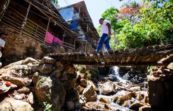 La quebrada La Mansión, que cruza por la comuna 3 (Manrique), se desbordó el pasado 3 de abril, provocando la muerte de un niño de 5 años. Desde ese momento le pusieron la lupa. FOTO JULIO CÉSAR HERRERA