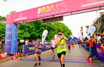 Más de 6.000 personas, entre atletas y aficionados, corrieron este domingo por la ciudad amurallada. FOTO ALCALDÍA DE CARTAGENA