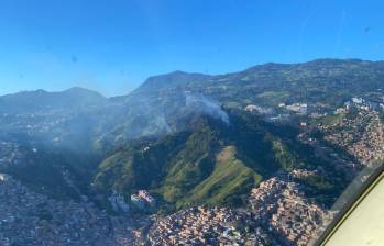 Las llamas fueron controladas inicialmente en la parte baja de la ladera, pero estas se extendieron a la parte superior, por lo que se están activando grupos de socorro que apoyen con las labores en el sitio. FOTO: DAGRD Medellín