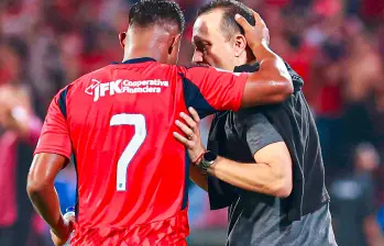 El técnico Alejandro Restrepo junto a Léider Berrío. FOTO MANUEL SALDARRIAGA