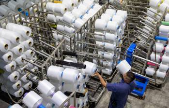 En la imagen se muestran los hilos producidos a partir del reciclaje de botellas PET, tapas y etiquetas los cuales se usan en la elaboración de telas para prendas deportivas. FOTO Edwin Bustamante